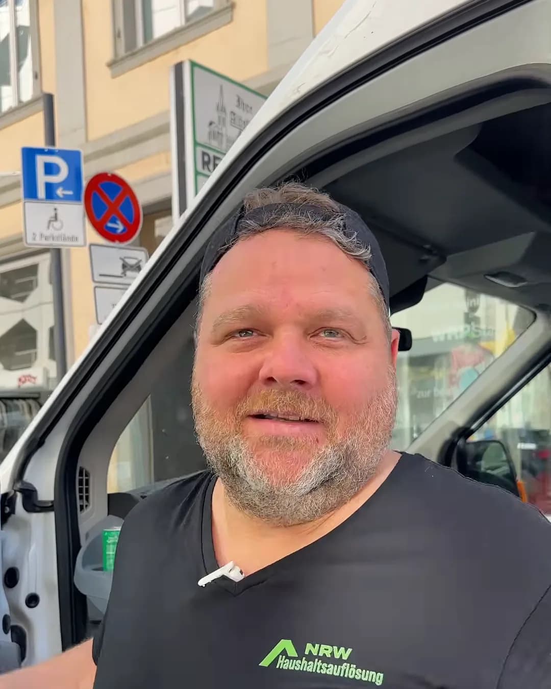 Marco van der Sande, Inhaber von NRW-Haushaltsauflösung, am Transporter der Firma