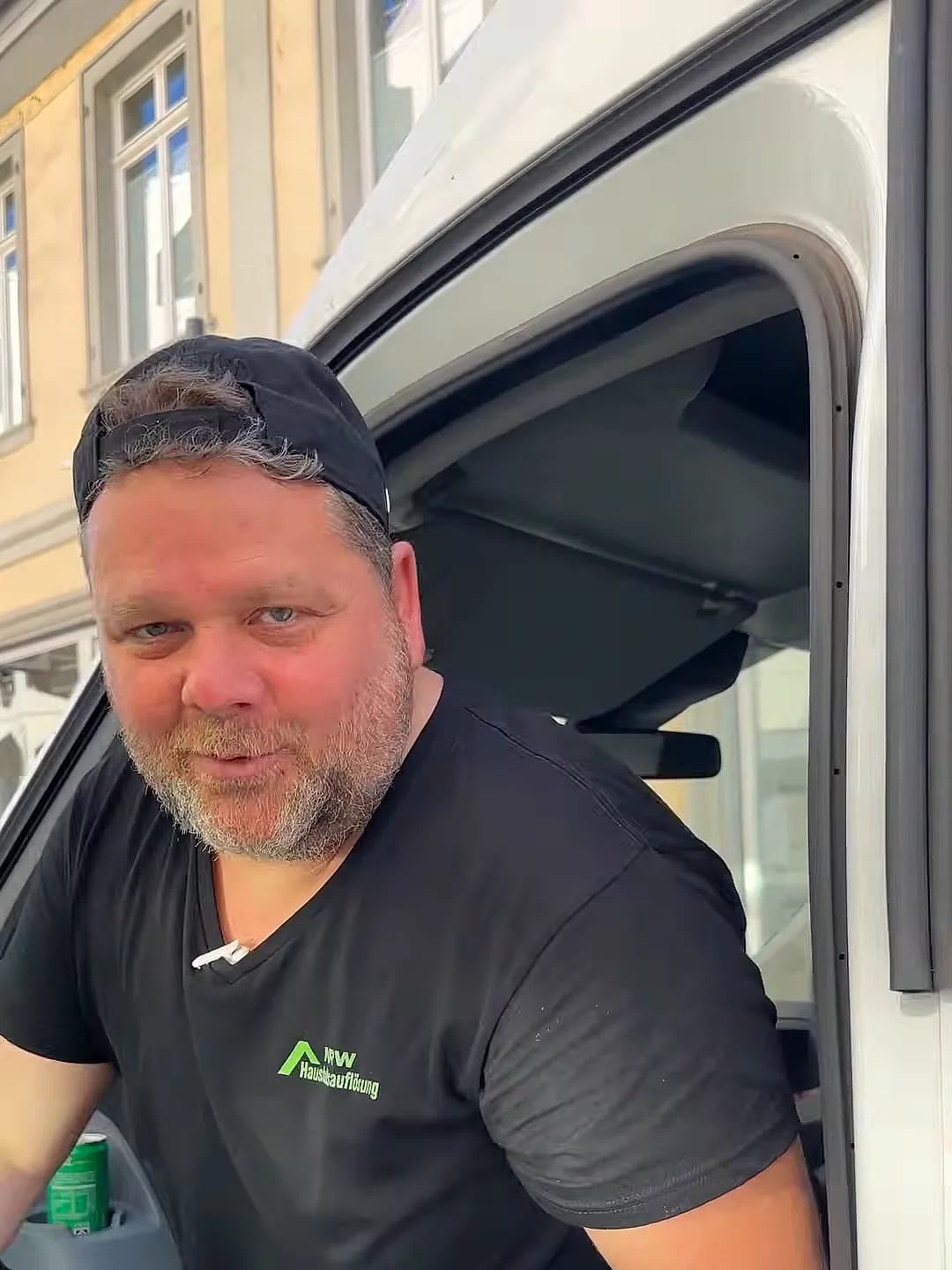 Marco van der Sande am Firmentransporter – Video zum sozialen Engagement