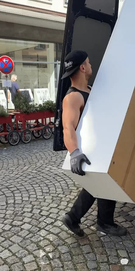 Beladen des Transporters bei einer Entrümpelung