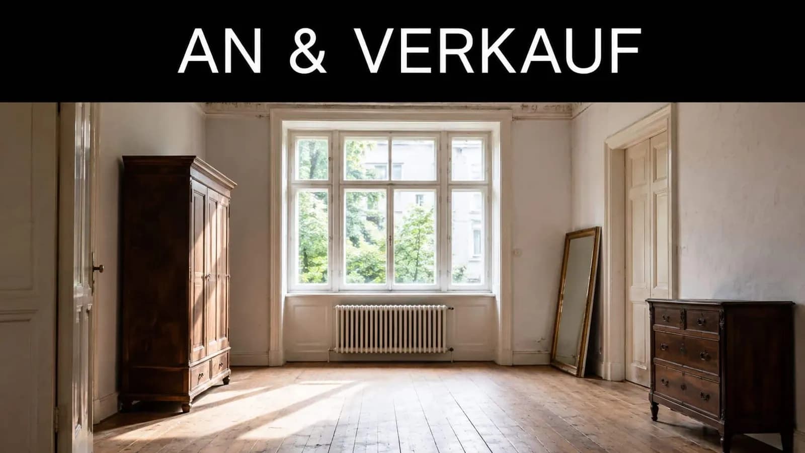 Ein heller, unmöblierter Raum mit hohen Fenstern, einer hölzernen Garderobe und einer Kommode in einer Altbauwohnung.