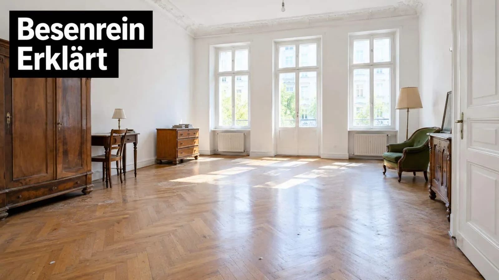 Ein heller, geräumiger Raum mit Parkettboden, alten Möbelstücken und großen Fenstern in einer besenreinen Wohnung.