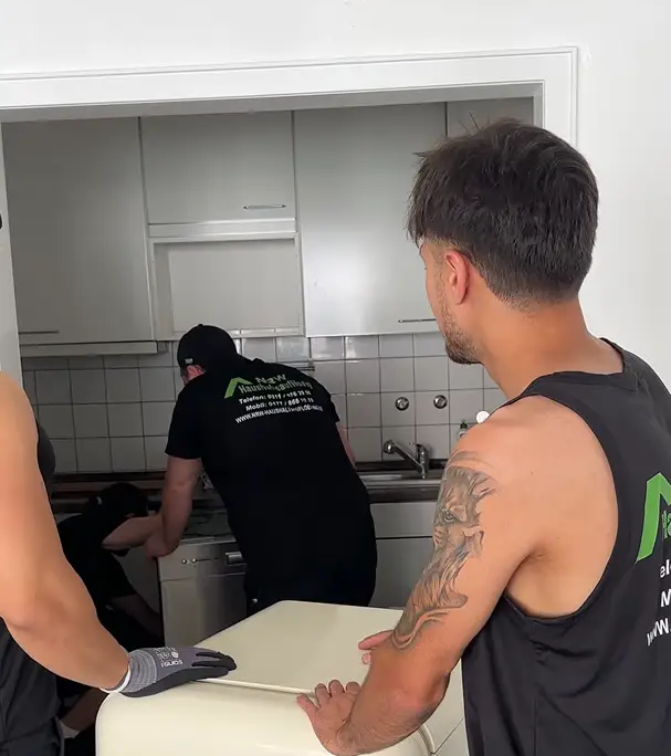 NRW Haushaltsauflösung Team beim Abbau einer Küche
