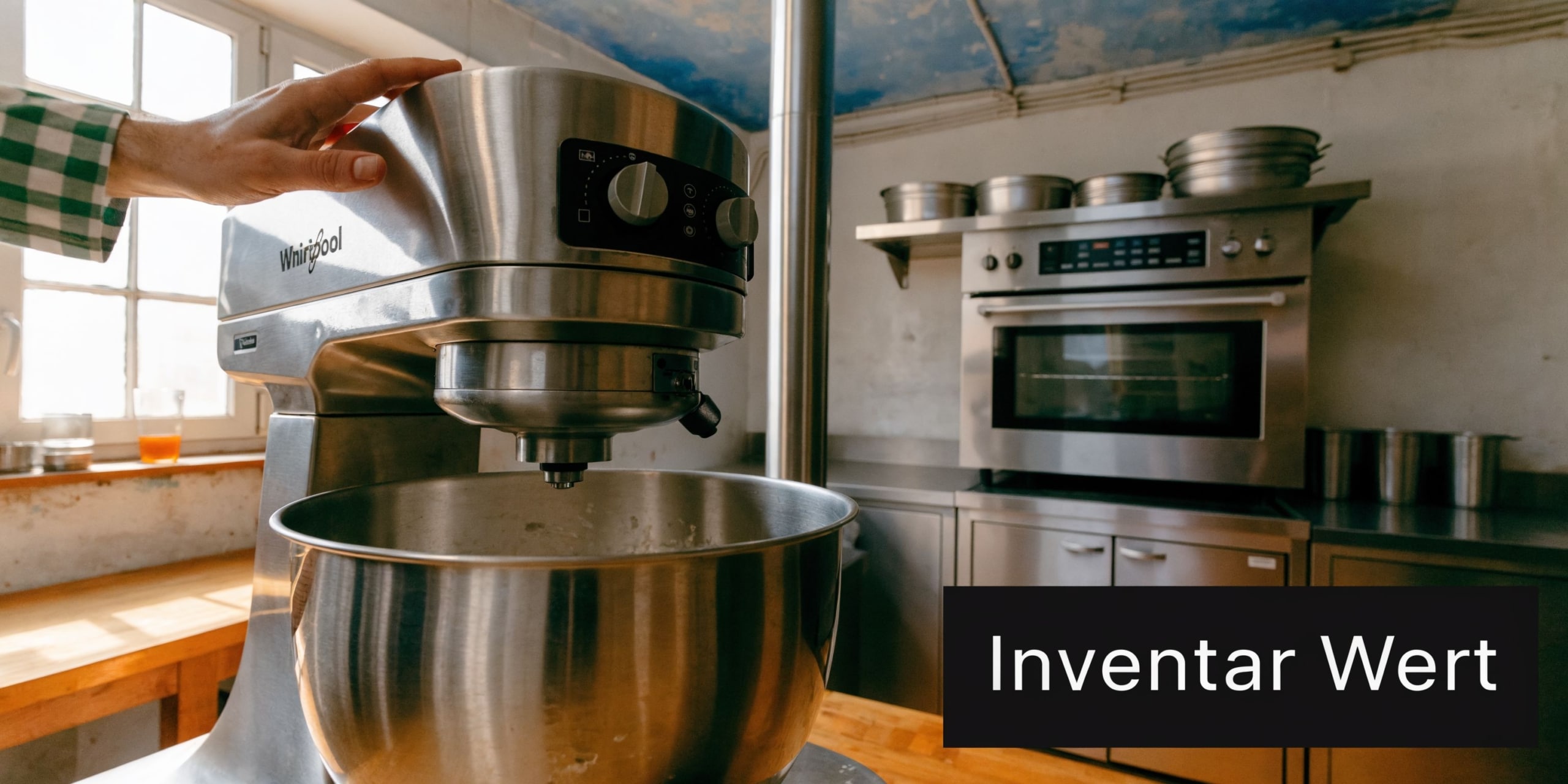 Ein industrieller Whirlpool-Standmixer in einer professionellen Küche steht zur Gastronomie-Auflösung in Nordrhein-Westfalen bereit.