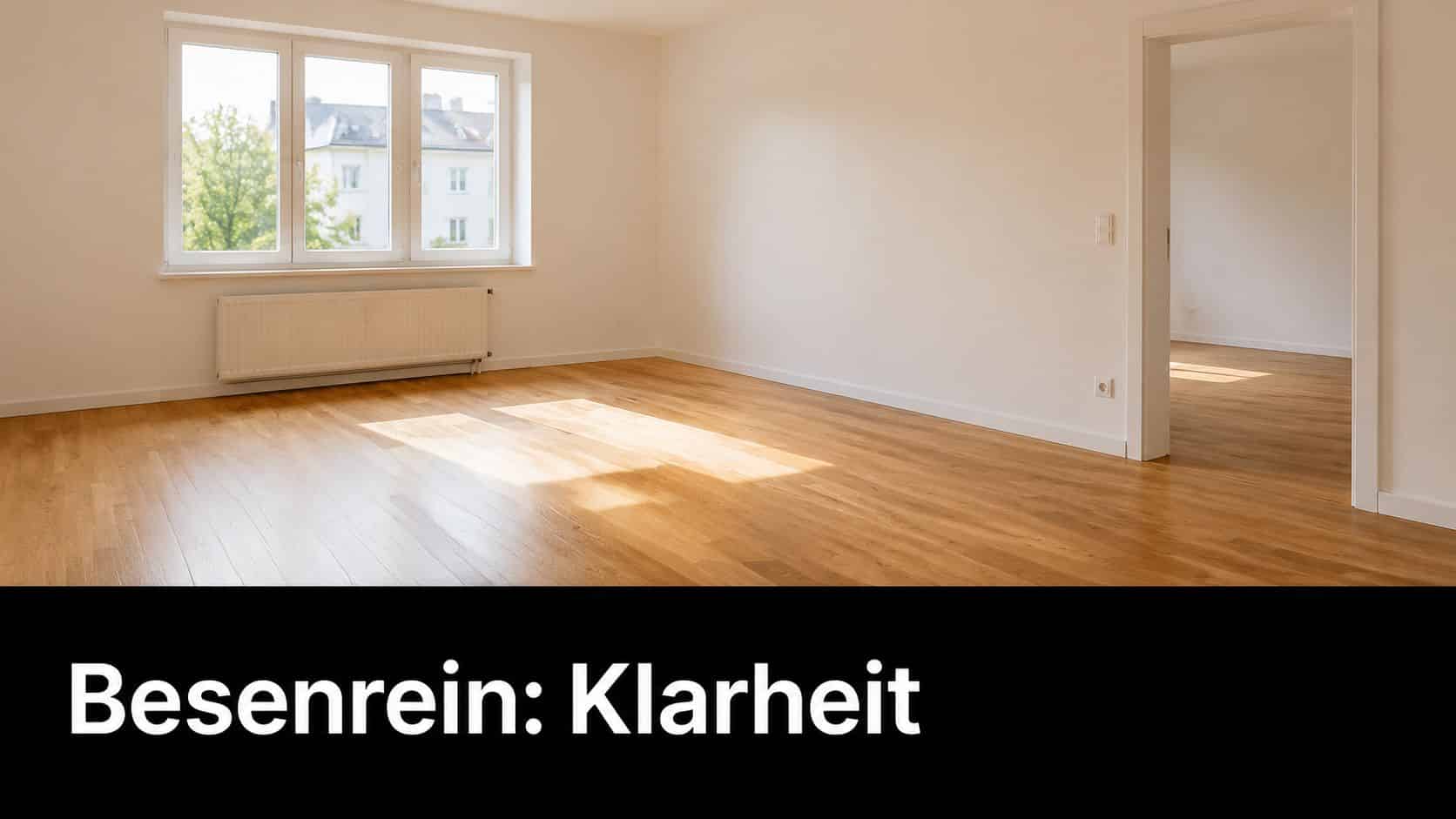 Ein leerer, sonnendurchfluteter Wohnraum mit hellem Parkettboden und weiß gestrichenen Wänden für eine besenreine Wohnungsübergabe.