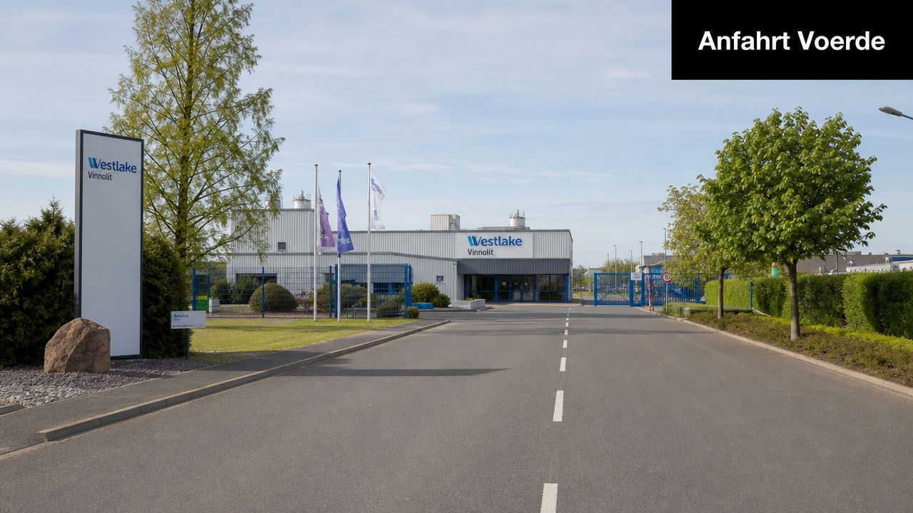 Einfahrt zum Firmengelände von Westlake Vinnolit in Voerde mit Firmenlogo und gepflegten Grünanlagen im Tageslicht.