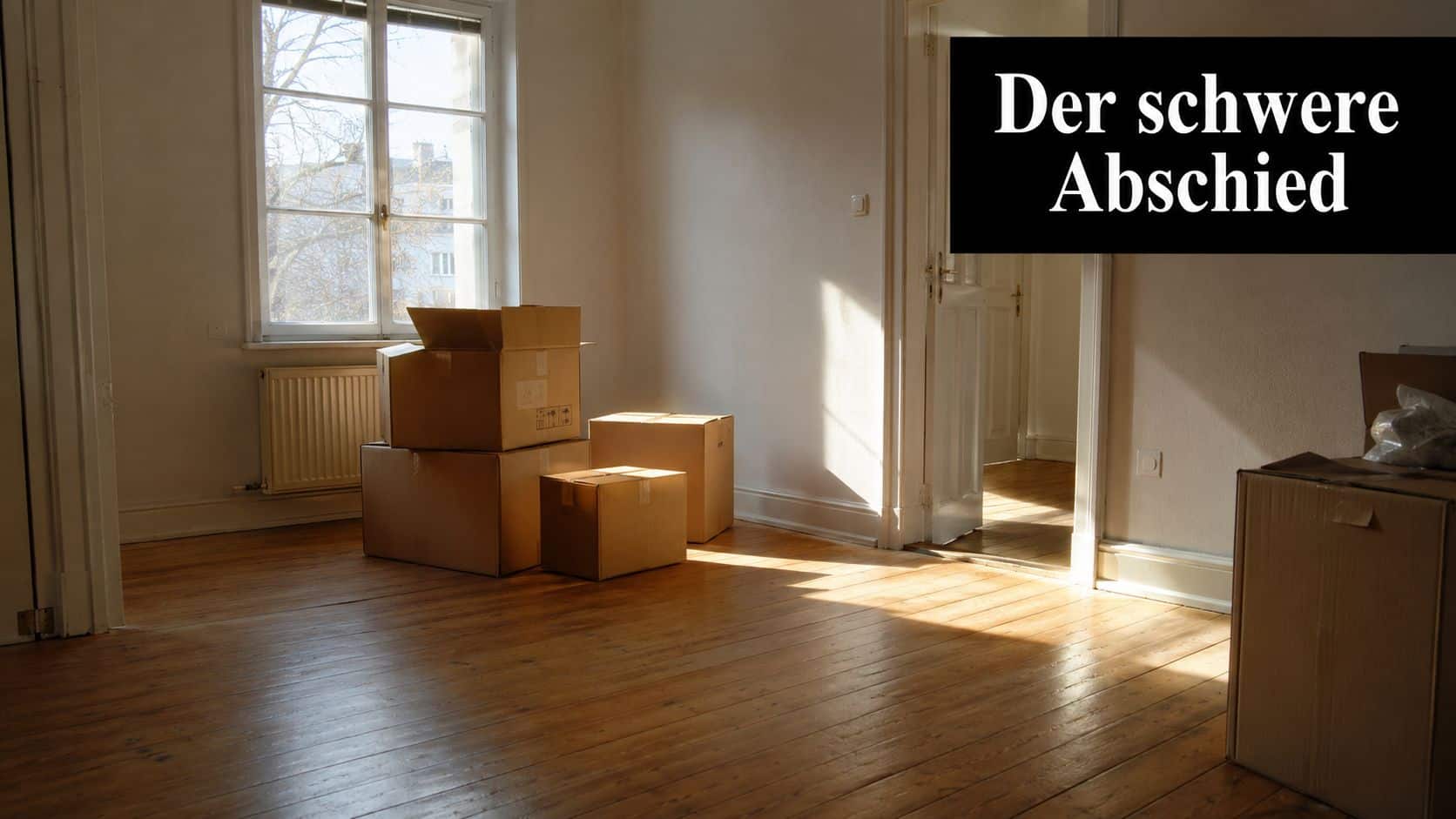 Ein leerer Raum mit Holzboden und Umzugskartons bei Sonnenschein, der den schweren Abschied symbolisiert.