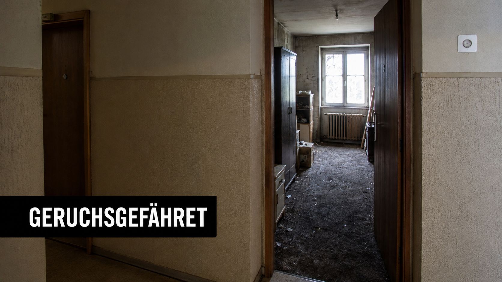Ein verlassener, düsterer Flur in einem Wohngebäude, der auf eine mögliche Geruchsbelästigung durch Nachbarn hindeuten könnte.